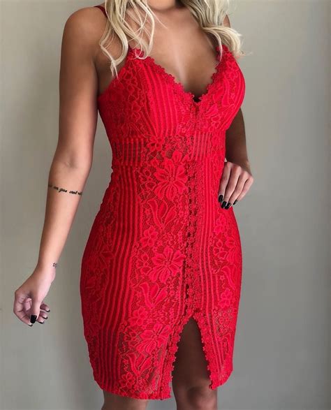 vestido curto de renda vermelho